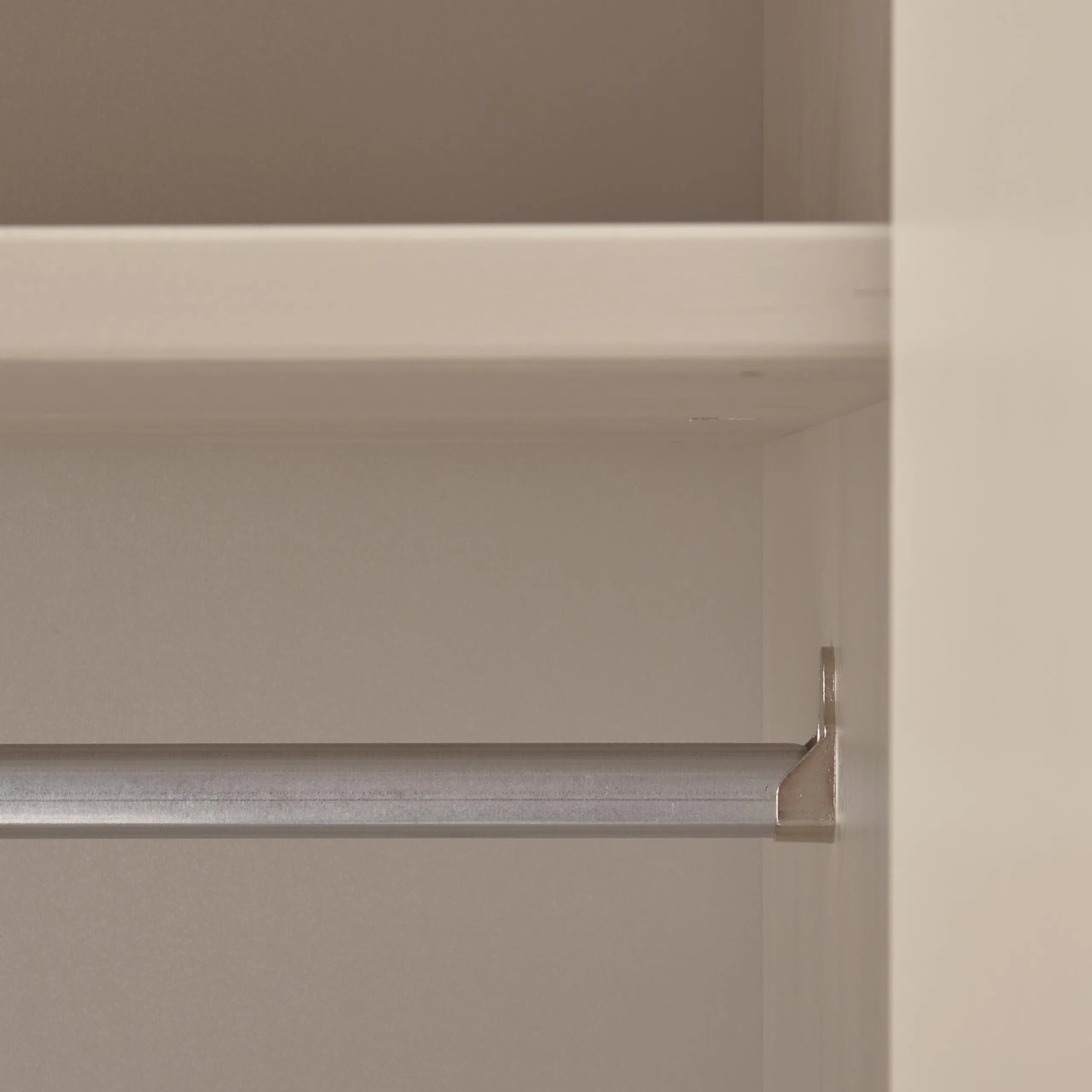 Retro Kleiderschrank Schlafzimmerschrank Rain in Beige mit zwei Böden und einer Kleiderstange-WOOOD Outlet