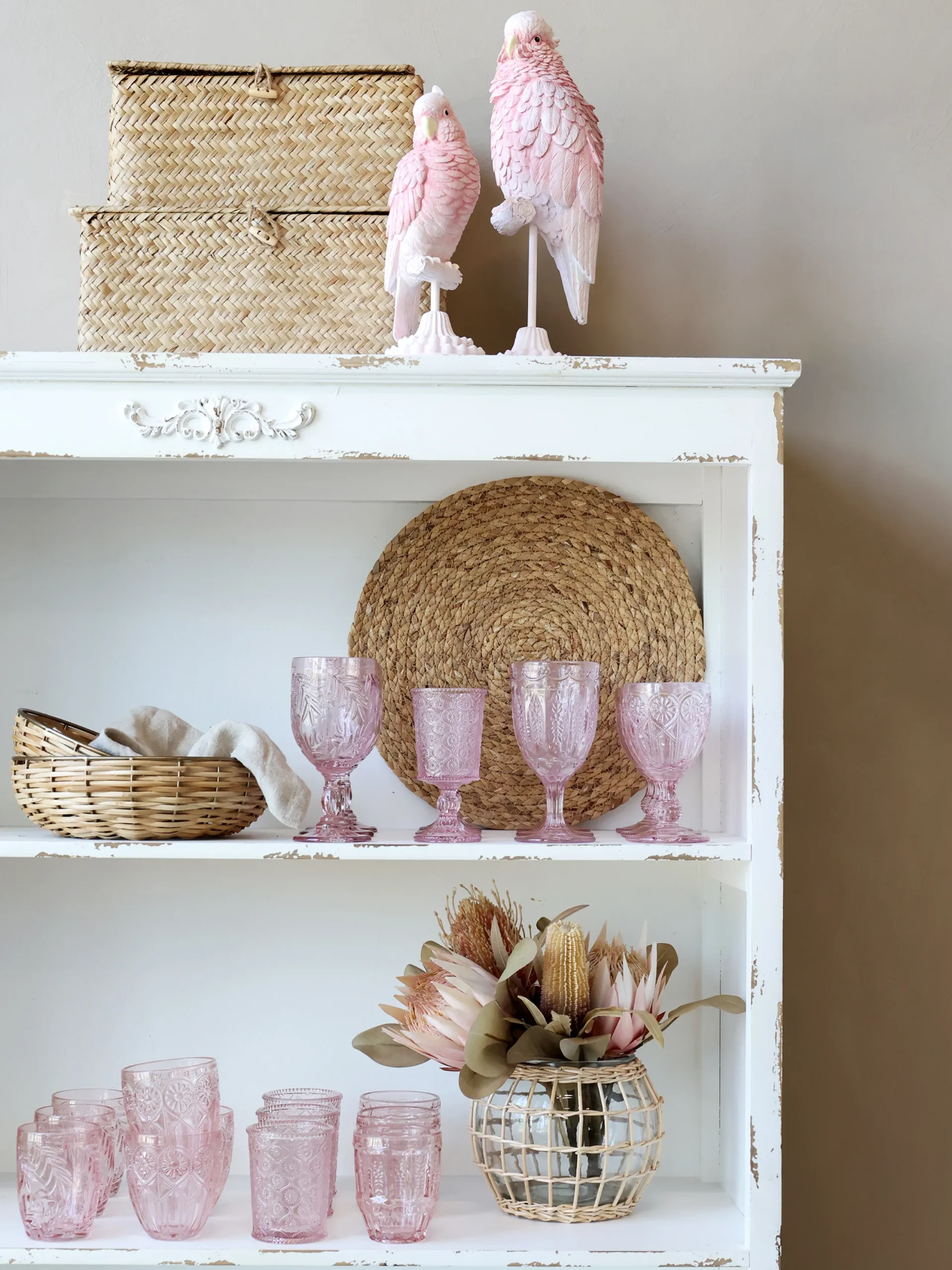 Vintage Dekofigur Papagei auf Ständer in Himbeere groß-Chic Antique Sale