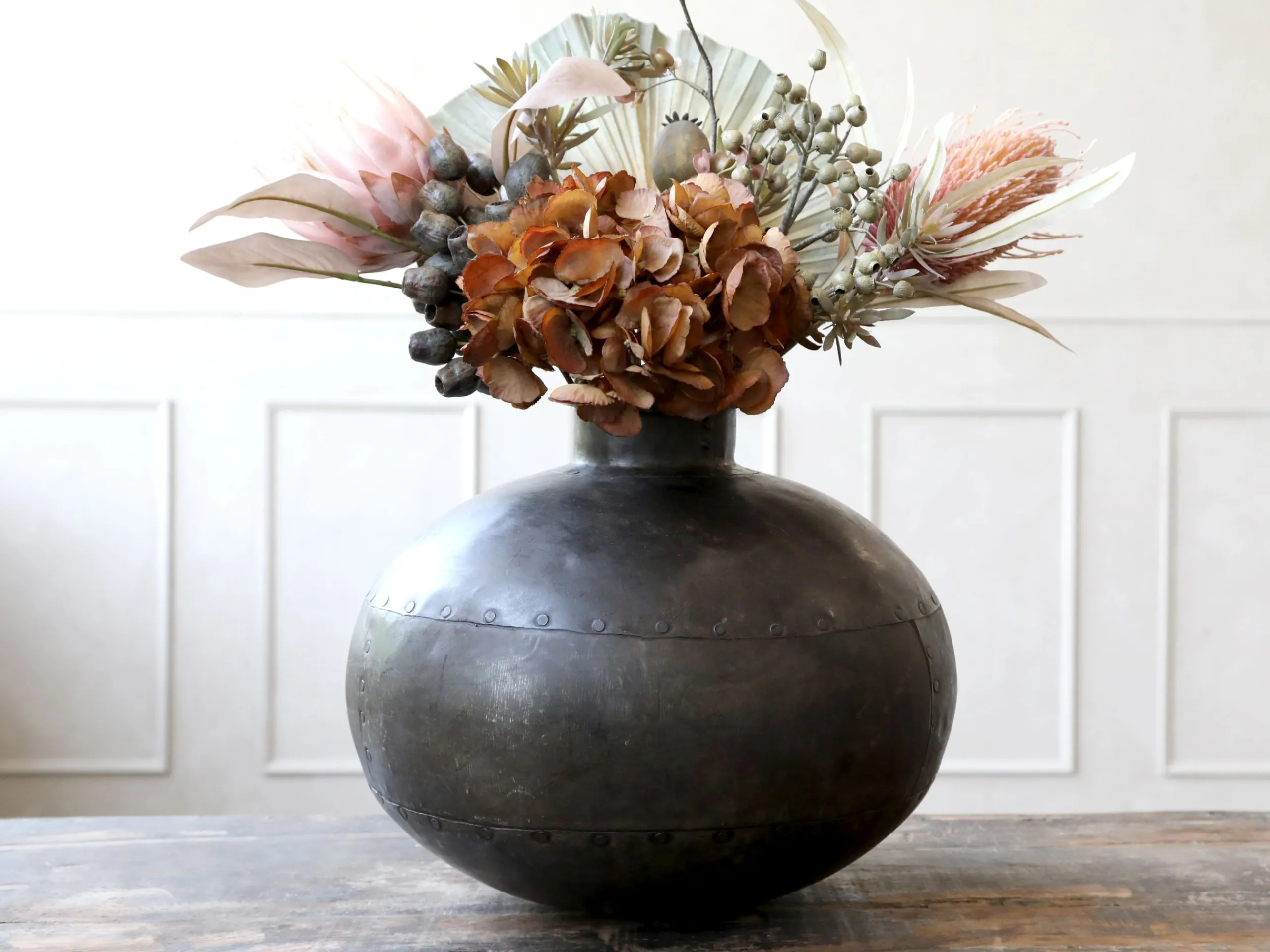 Vintage Metall Vase Antik Deko Vase Nieten-Vintagehaus Accessoires Online