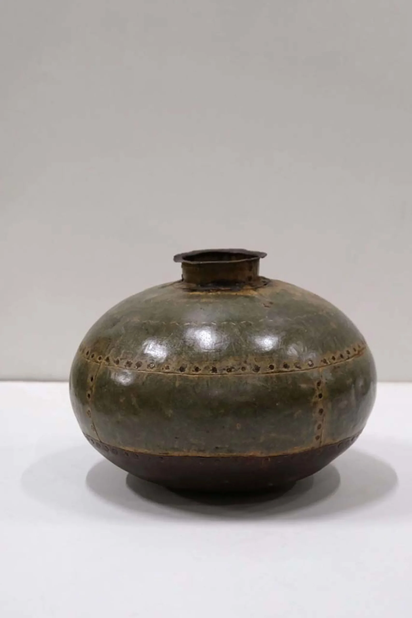 Vintage Metall Vase Antik Deko Vase Nieten-Vintagehaus Accessoires Online