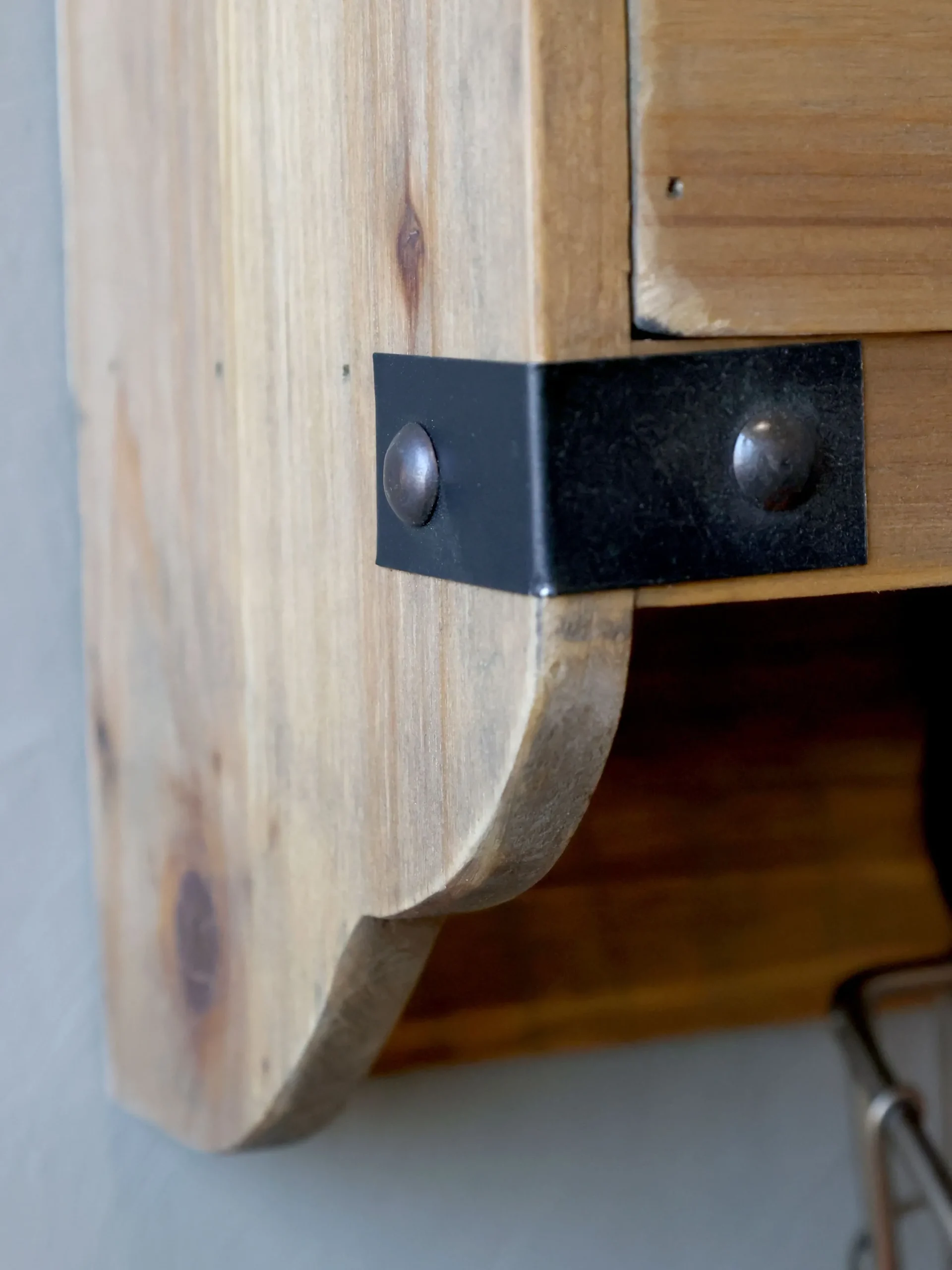 Vintage Wandregal Etienne 2 Schubladen, Fach und 3 Haken-Chic Antique Clearance